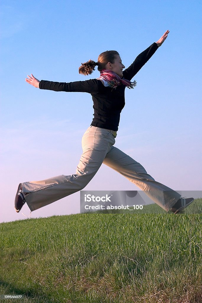 fit schöne Junge Frau Springen in den Himmel - Lizenzfrei Aktiver Lebensstil Stock-Foto