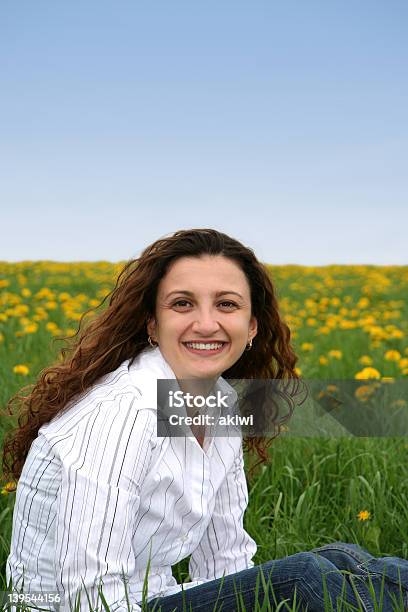 Feliz No Prado Vi - Fotografias de stock e mais imagens de Adulto - Adulto, Alegria, Amarelo