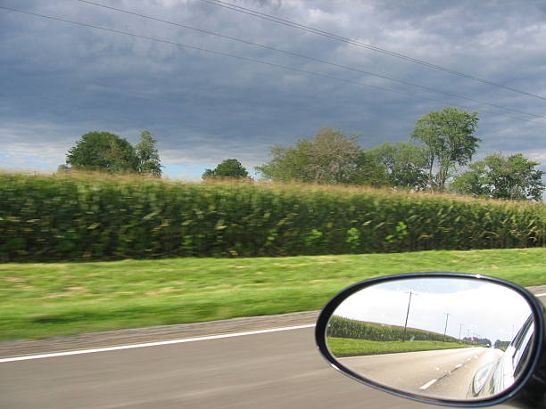 방향 원근 - mirror car rural scene diminishing perspective 뉴스 사진 이미지