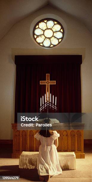 Mädchen In Kirche Stockfoto und mehr Bilder von Kind - Kind, Buntglas, Altar