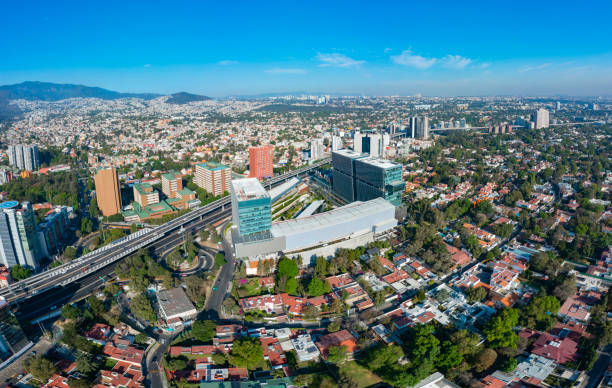 panoramiczny widok z lotu ptaka na luksusowe centrum handlowe artz w dzielnicy mieszkalnej pedregal, pełne prestiżowych domów towarowych w słoneczny poranek - street urban scene skyscraper cityscape zdjęcia i obrazy z banku zdjęć