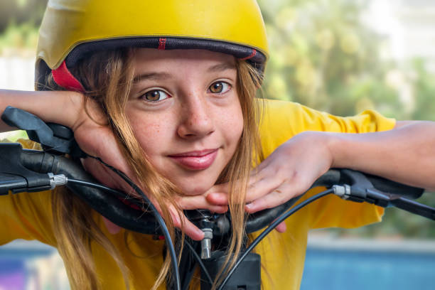 portrait de la jeune fille avec casque en gros plan - ten speed bicycle photos et images de collection