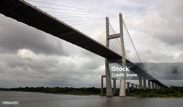 Brücke Über Wasser Stockfoto und mehr Bilder von Architektonische Säule - Architektonische Säule, Brücke, Fluss