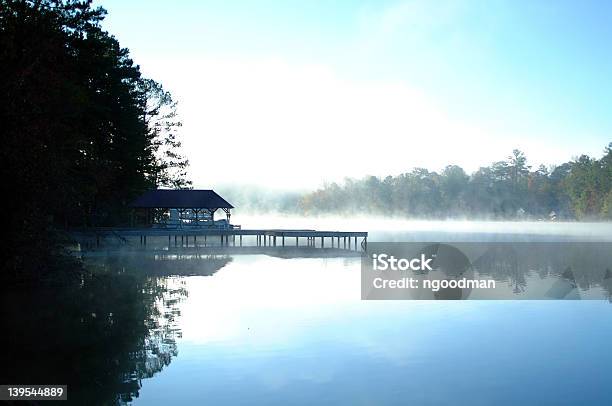 Muelle En La Niebla Foto de stock y más banco de imágenes de Agua - Agua, Aire libre, Caer