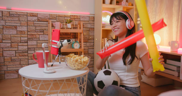 スポーツゲームを応援する女の子 - ワールドカップ　日本人 ストックフォトと画像