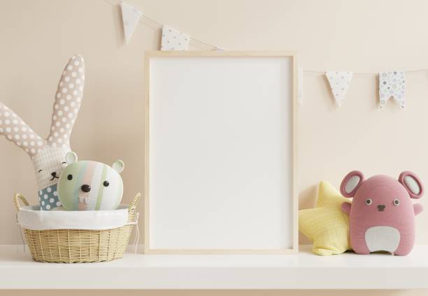 maquettez des affiches à l’intérieur de la chambre d’enfant sur fond de mur de couleur crème vide. - chambre de bébé photos et images de collection