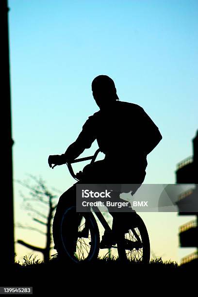 Retroilluminazione Rider - Fotografie stock e altre immagini di BMX - BMX, Blu, Ciclismo