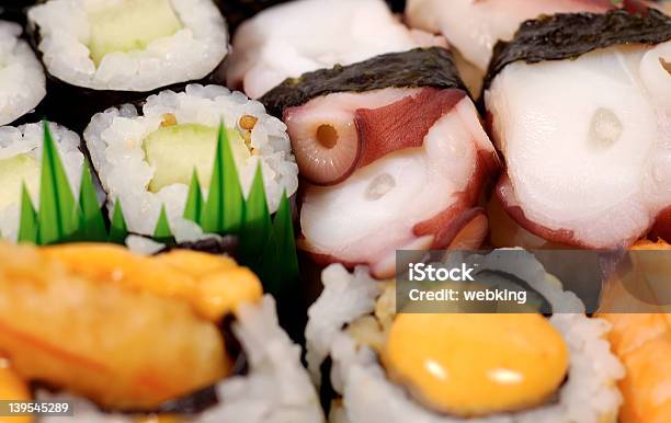 Bandeja De Sushi - Fotografias de stock e mais imagens de Arroz - Alimento Básico - Arroz - Alimento Básico, Arroz - Cereal, Caranguejo - Malacostráceo