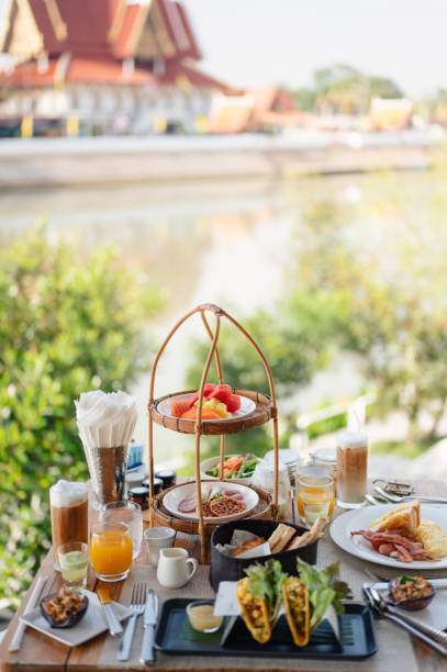 goditi una colazione di lusso con vista - thai cuisine asian cuisine vertical close up foto e immagini stock