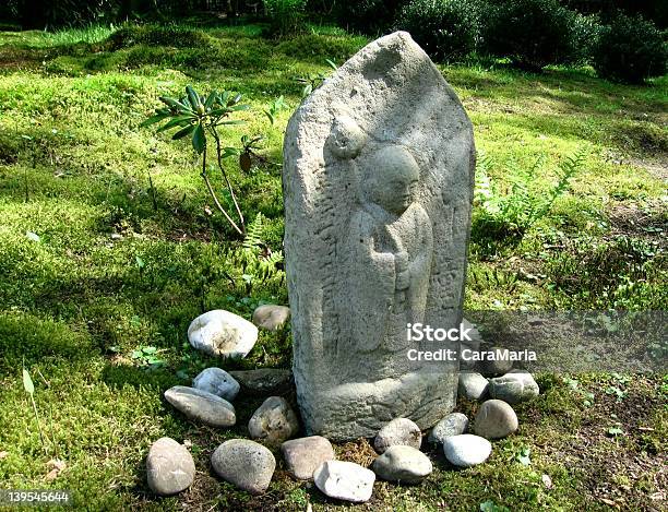 Jizo Con Fiore Di Lototravel Guarian - Fotografie stock e altre immagini di Asia - Asia, Composizione orizzontale, Culture