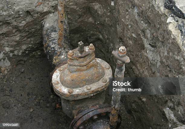 Rusty Válvula - Fotografias de stock e mais imagens de Abraçar - Abraçar, Acabado, Antigo