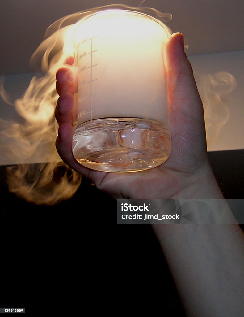 Experimental vaso con hielo seco en nube - Foto de stock de Dióxido de carbono libre de derechos