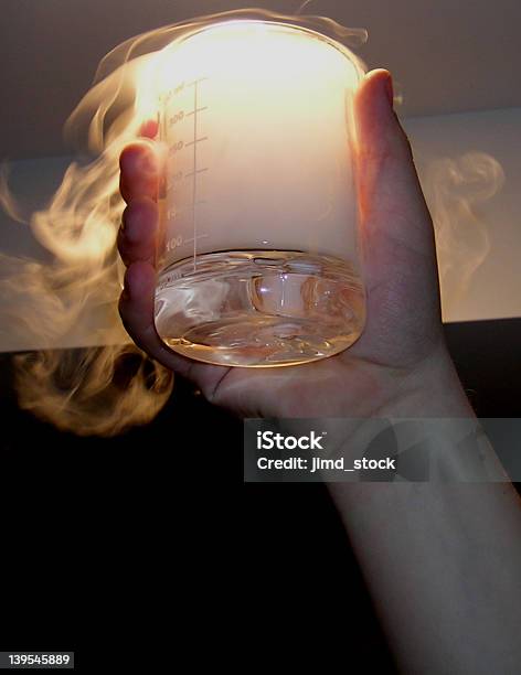 Experimental Vaso Con Hielo Seco En Nube Foto de stock y más banco de imágenes de Dióxido de carbono - Dióxido de carbono, Aclamar, Bebida