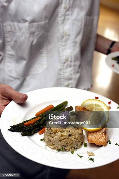 Photo libre de droit de Repas Servi À Un Dîner banque d'images et plus d'images libres de droit de Aliment - Aliment, Assiette, Assistance