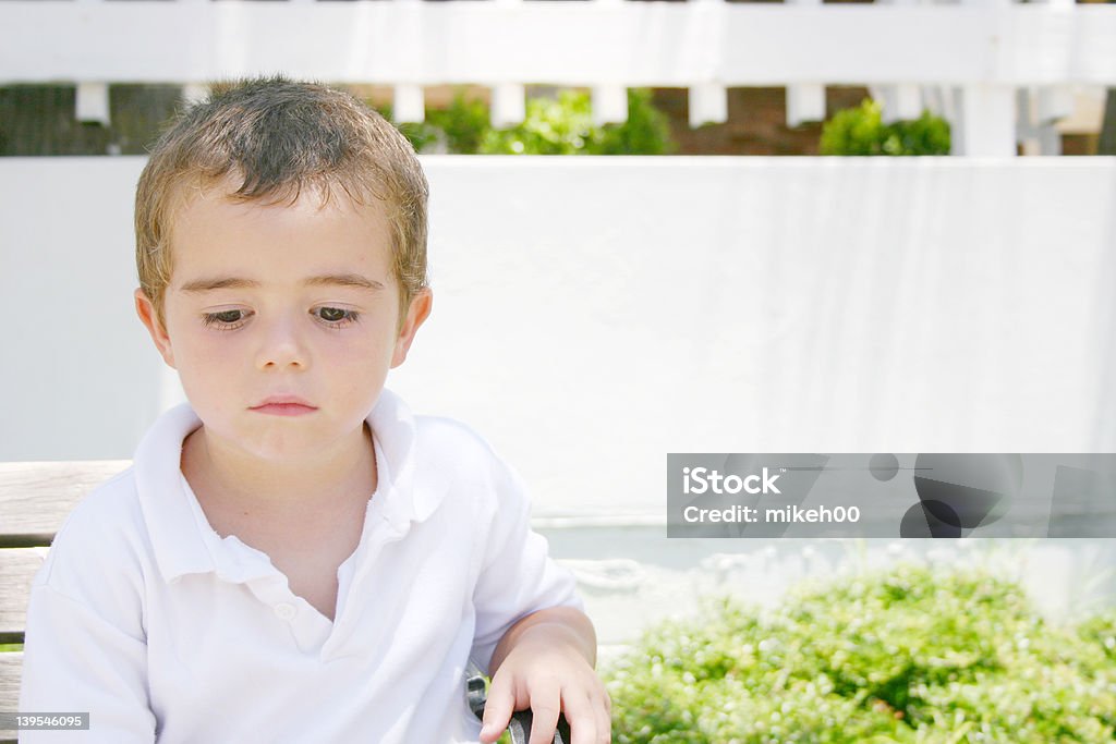 Menino triste 2 - Royalty-free Banco - Assento Foto de stock