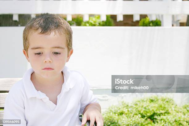Menino Triste 2 - Fotografias de stock e mais imagens de Banco - Assento - Banco - Assento, Chorar, Criança