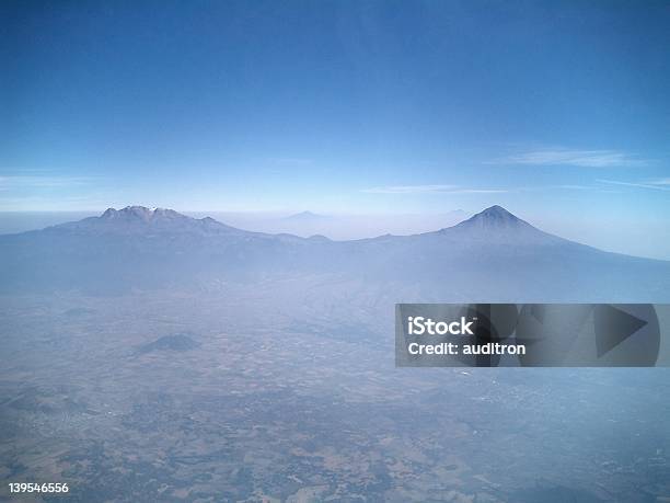 Dormitorio Volcanes Y Izta Popo Foto de stock y más banco de imágenes de Aire libre - Aire libre, Arriba de, Azul