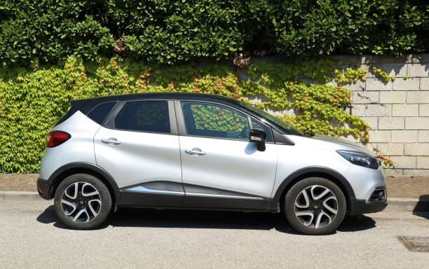 vista lateral del nuevo renault scenic híbrido. - renault scenic fotografías e imágenes de stock