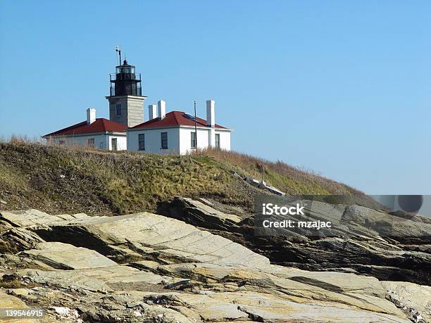 Faro En Jamestown Rhode Island By The Rocks Foto de stock y más banco de imágenes de Agua - Agua, Aire libre, Arquitectura exterior