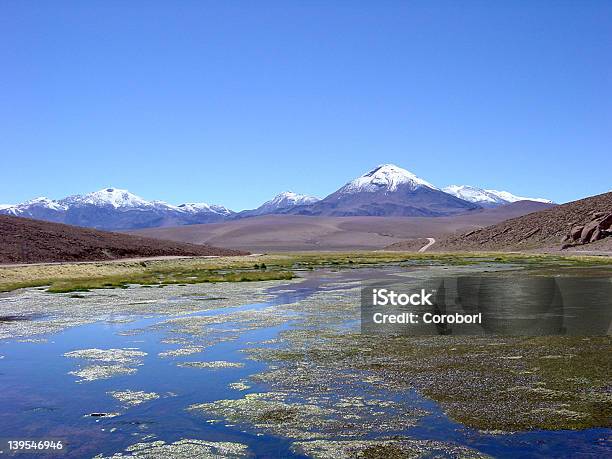 Lago E Montagna - Fotografie stock e altre immagini di Composizione orizzontale - Composizione orizzontale, Estate, Fotografia - Immagine