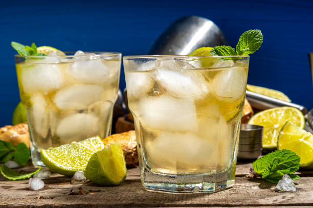 cocktail ginger lemon ale - ginger tea root hot drink foto e immagini stock