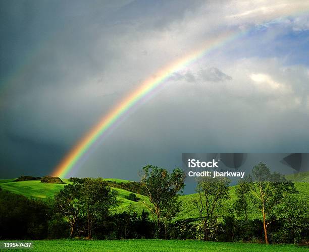 Photo libre de droit de Fin De Larcenciel banque d'images et plus d'images libres de droit de Arbre - Arbre, Arc en ciel, Beauté