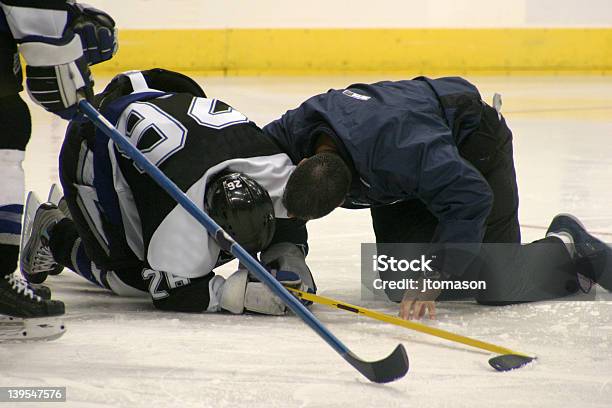 Heridas Jugador De Hockey Foto de stock y más banco de imágenes de Lesión física - Lesión física, Deporte, Asistencia sanitaria y medicina