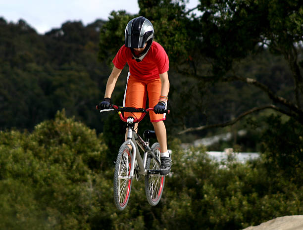niña de salto en bicicleta bmx - bmx cycling sport teenagers only teenager fotografías e imágenes de stock