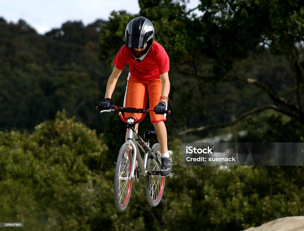 Menina pulando na bicicleta bmx - Foto de stock de Ciclismo BMX royalty-free