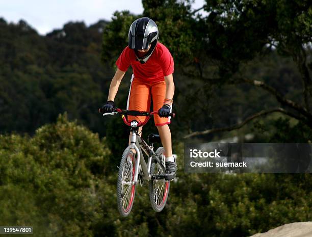 Foto de Menina Pulando Na Bicicleta Bmx e mais fotos de stock de Ciclismo BMX - Ciclismo BMX, Adolescentes Meninas, Adolescente
