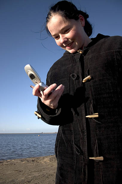 Fille en regardant son téléphone - Photo