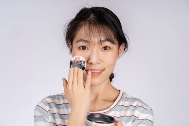 istock A young Asian woman is putting on makeup 1395479304