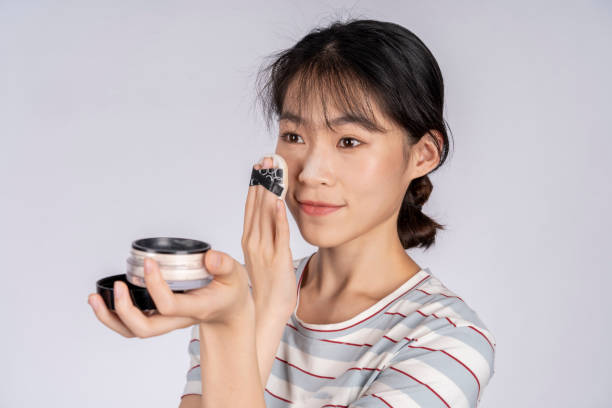 istock A young Asian woman is putting on makeup 1395479317
