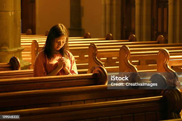 Asian Dziewczyna Modlić Się - zdjęcia stockowe i więcej obrazów Kościół - Kościół, Nastolatek, Modlić się