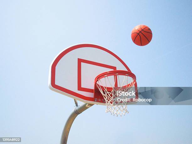 Photo libre de droit de Panier De Basket Et Ballon banque d'images et plus d'images libres de droit de Aire de jeux - Aire de jeux, Basket-ball, Deux objets