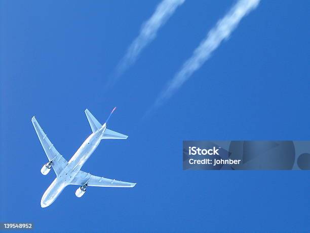 Photo libre de droit de Avion banque d'images et plus d'images libres de droit de Avion - Avion, Ciel, Ciel sans nuage