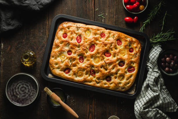 focaccia fatta in casa con ingredienti - pizza bianca foto e immagini stock