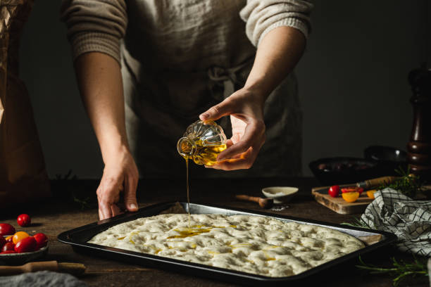 close-up de uma mulher fazendo pão focaccia na cozinha - dough kneading human hand bread - fotografias e filmes do acervo