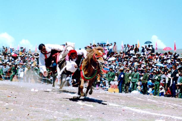 la competencia ecuestre tibetana está recogiendo hada - tibet tibetan buddhism buddhism color image fotografías e imágenes de stock