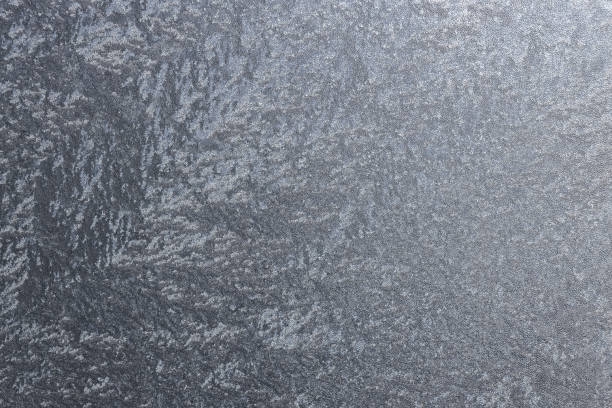 motifs de glace sur verre d’hiver avec éclairage latéral comme arrière-plan - crystallization photos et images de collection