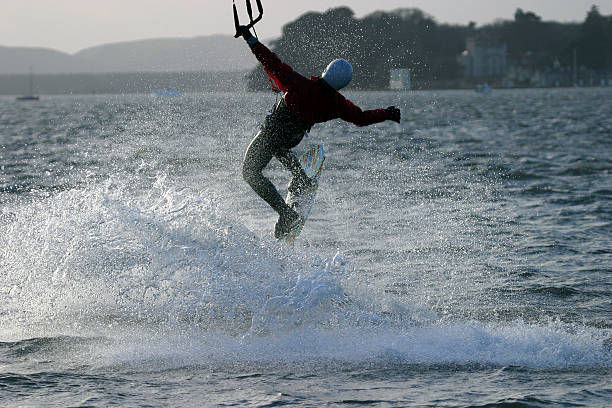 kite surfer - men jumping mid air air pump zdjęcia i obrazy z banku zdjęć