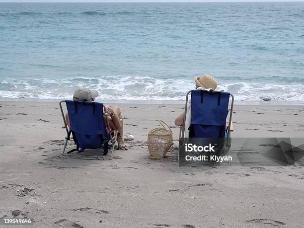 День На Пляже — стоковые фотографии и другие картинки Активный образ жизни - Активный образ жизни, Активный пенсионер, Береговая линия