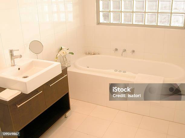 Badezimmer Innen Stockfoto und mehr Bilder von Badewanne - Badewanne, Badezimmer, Boden