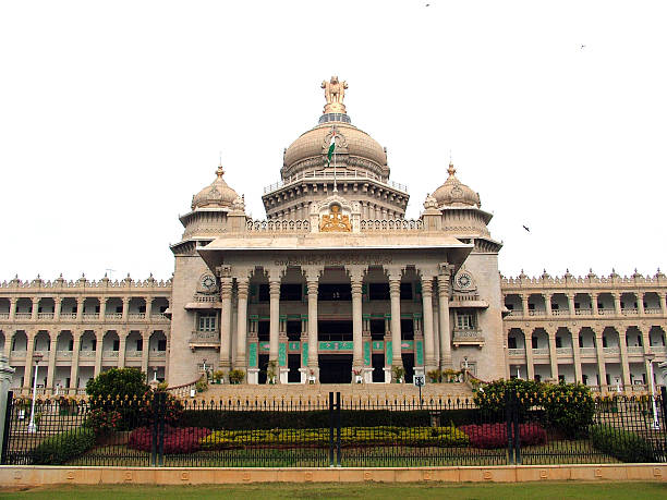 bangalore, india - bangalore india parliament building vidhana soudha foto e immagini stock