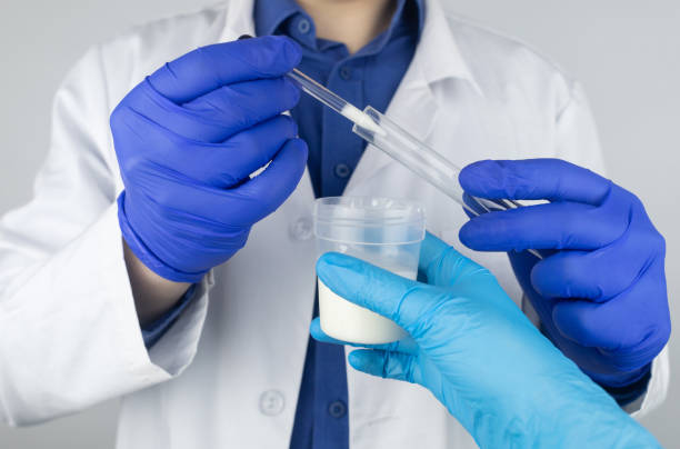 Semen in a test tube. Reproductive system check. Donor suitability test for artificial insemination. Medical laboratory assistant checks a test tube with sperm. Spermogram. Male fertility test. el asistente de laboratorio médico revisa un tubo de ensayo con esperma. espermograma. prueba de fertilidad masculina. semen en un tubo de ensayo. comprobación del sistema reproductivo. prueba de idoneidad del donante para la inseminación artificial