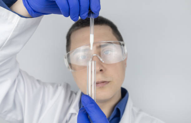 Semen in a test tube. Reproductive system check. Donor suitability test for artificial insemination. Medical laboratory assistant checks a test tube with sperm. Spermogram. Male fertility test. el asistente de laboratorio médico revisa un tubo de ensayo con esperma. espermograma. prueba de fertilidad masculina. semen en un tubo de ensayo. comprobación del sistema reproductivo. prueba de idoneidad del donante para la inseminación artificial
