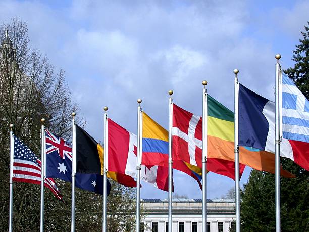 международное сотрудничества - national flag flag global communications sky стоковые фото и изображения