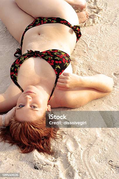 Plaża Piękno Wiśnie I Czereśnie - zdjęcia stockowe i więcej obrazów Bikini - Bikini, Rude włosy, Brzeg wody