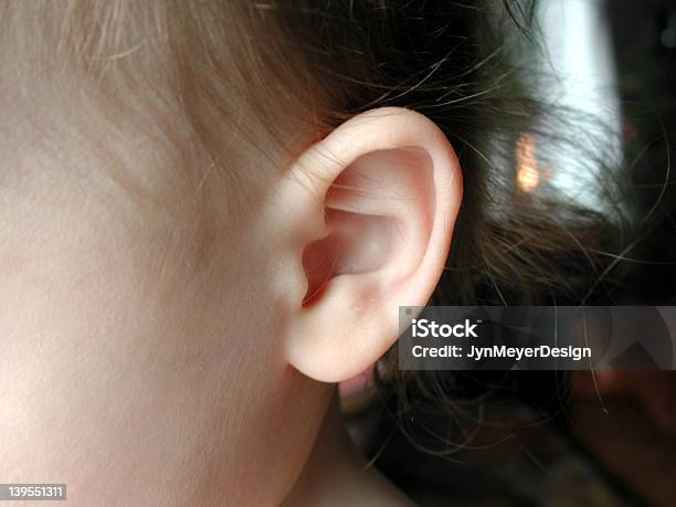 Baby Orecchio - Fotografie stock e altre immagini di Accudire - Accudire, Ascoltare, Bambini maschi
