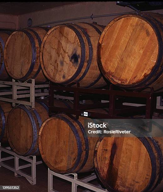 Barris De Vinho - Fotografias de stock e mais imagens de Barril - Barril, Barril de vinho, Bebida Alcoólica